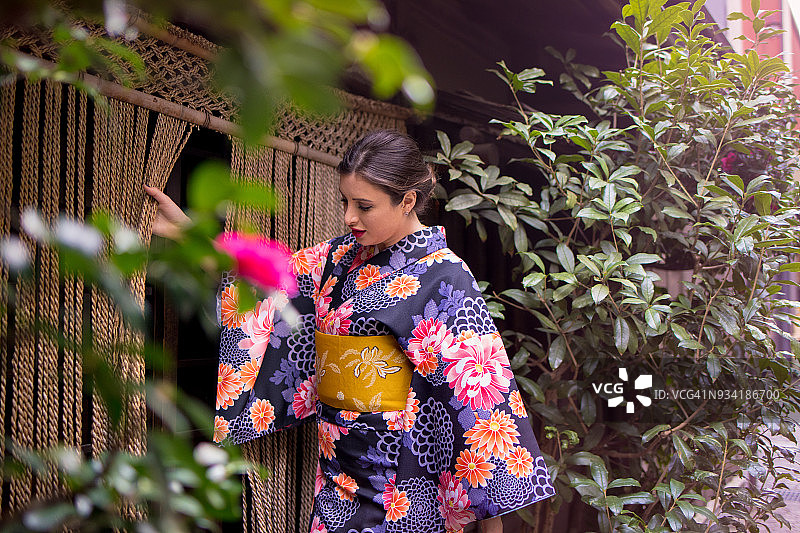 身穿和服的英国女人走进传统日式餐厅图片素材