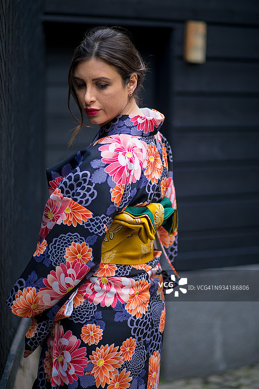 身穿和服的英国女人在小路上回头图片素材