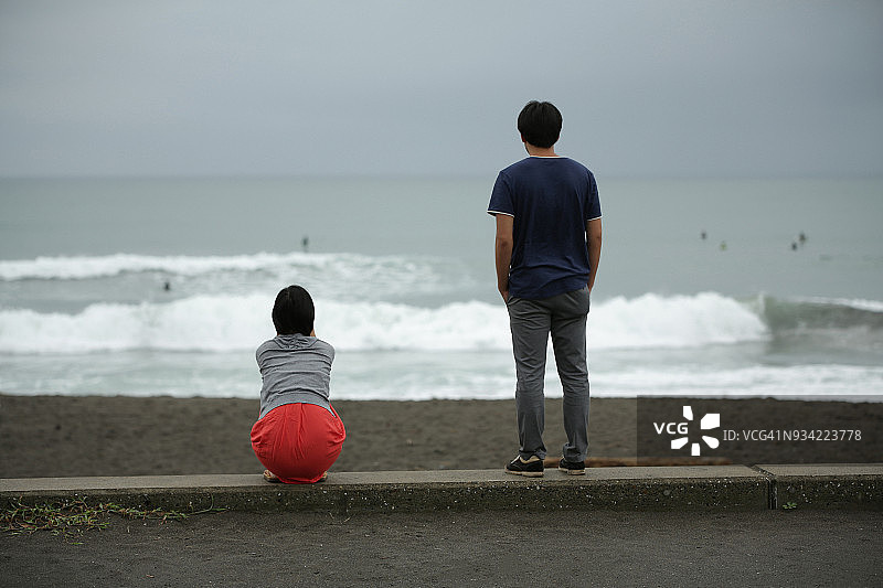 在海边的男女图片素材