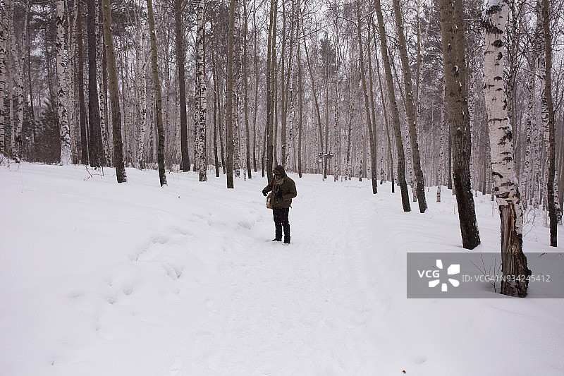 雪地森林里的男人图片素材