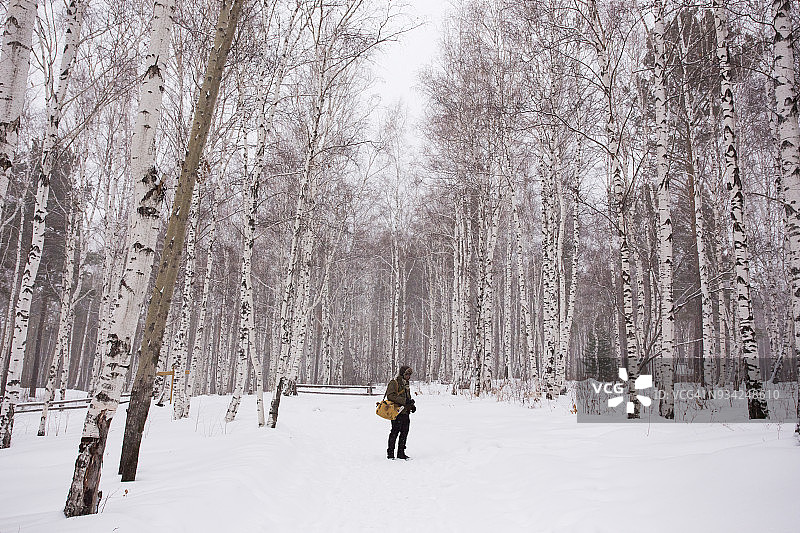 雪地森林里的男人图片素材
