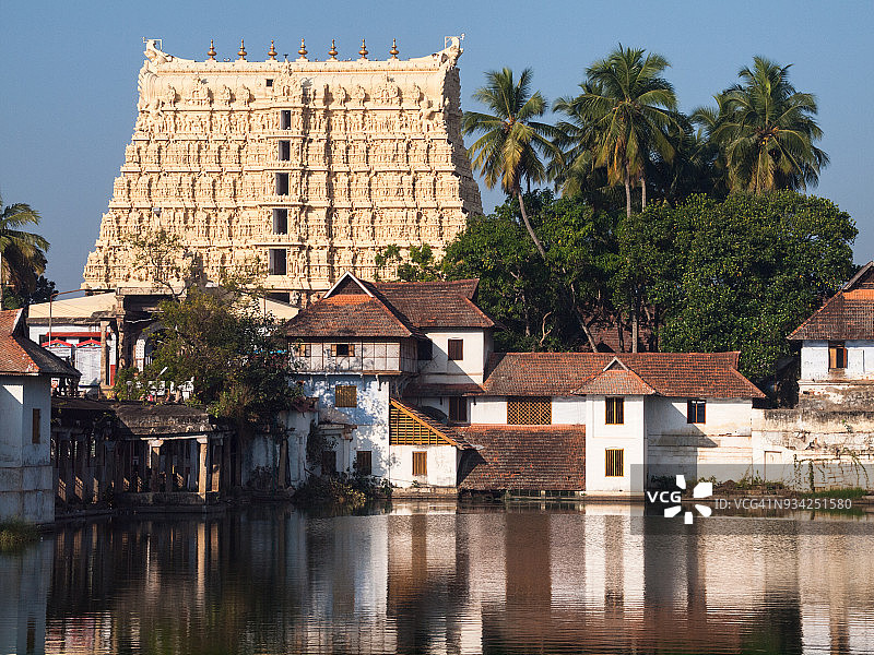 喀拉拉邦特里凡得琅 Padmanabhaswamy 寺庙塔门上的池塘景观，印度图片素材