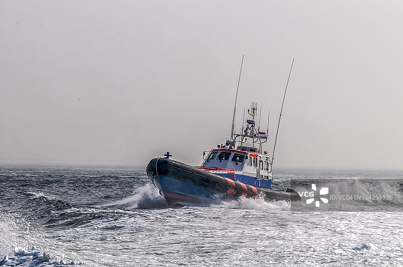 全速前进的救生艇图片素材