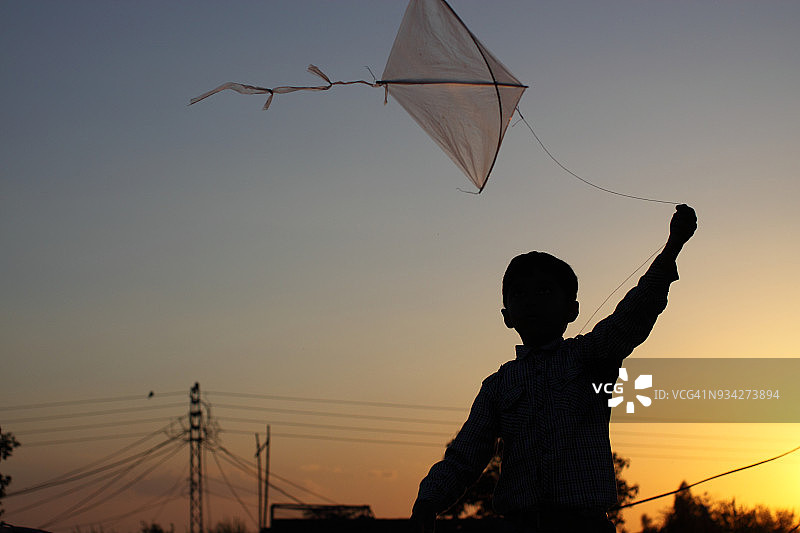男孩在放风筝图片素材