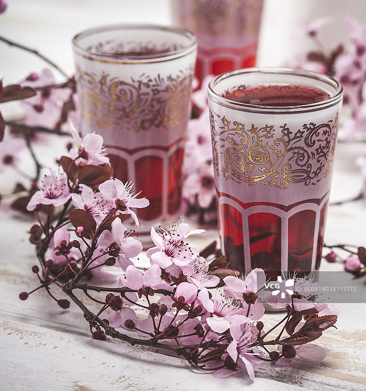 摩洛哥茶杯中的芙蓉花茶与樱花，方形图片素材