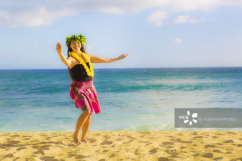 考艾岛海滩上的夏威夷草裙舞图片素材