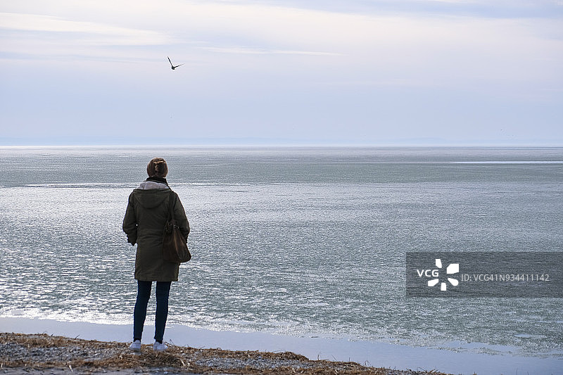 站在湖边的女人图片素材