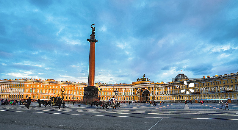 俄罗斯圣彼得堡黄昏时的宫殿广场和冬宫图片素材