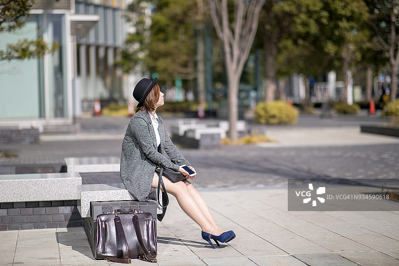 年轻女子在公园里等人图片素材