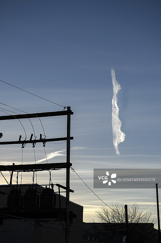 美国科罗拉多州普韦布洛的云彩和电塔轮廓图片素材