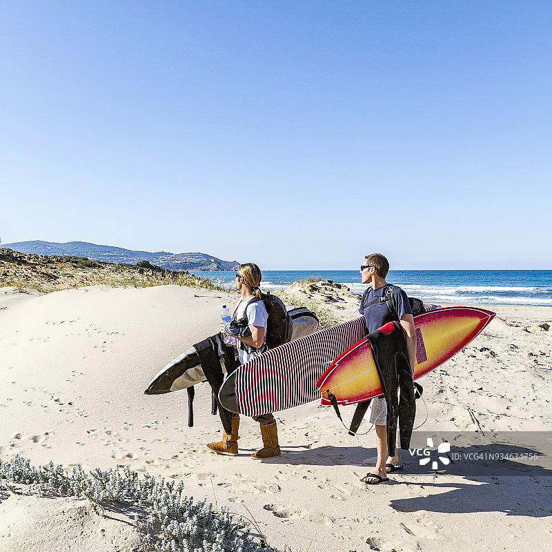 地中海海滩上的冲浪者图片素材