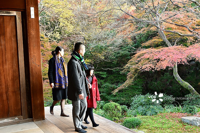 日式家庭在京都东福寺欣赏日本秋叶图片素材