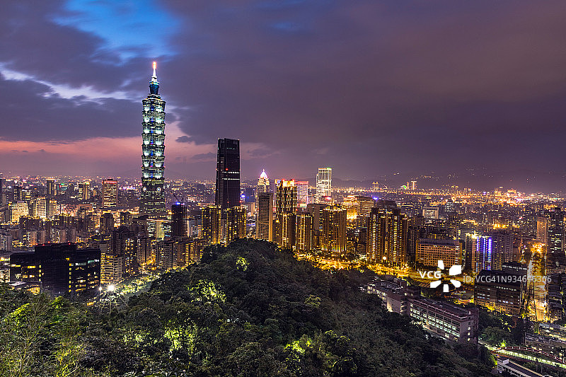 中国台湾台北金融区夜景，象山步道视角图片素材
