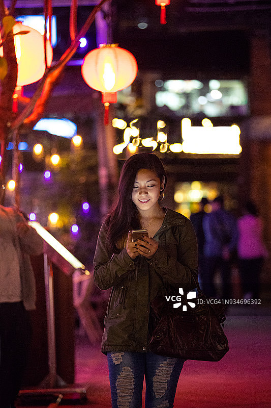 中国台湾台北市中心夜景中的亚洲女性图片素材