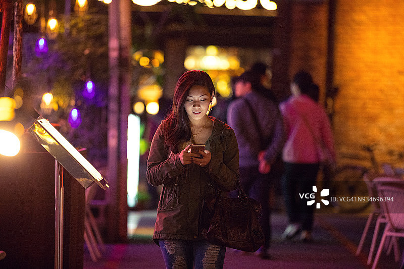 中国台湾台北市中心夜景中的亚洲女性图片素材