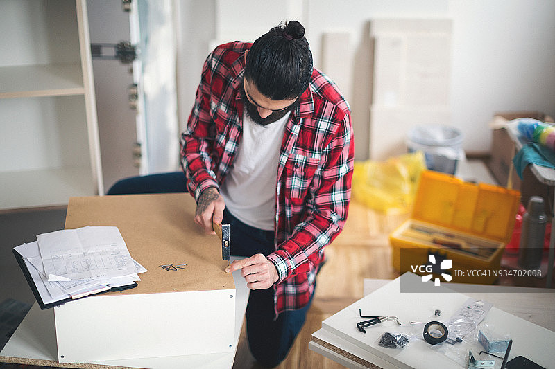 年轻男人在家自制家具图片素材