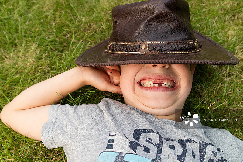 无牙男孩图片素材