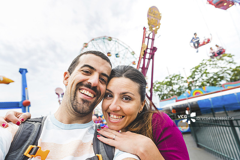 美国纽约科尼岛情侣快乐自拍图片素材