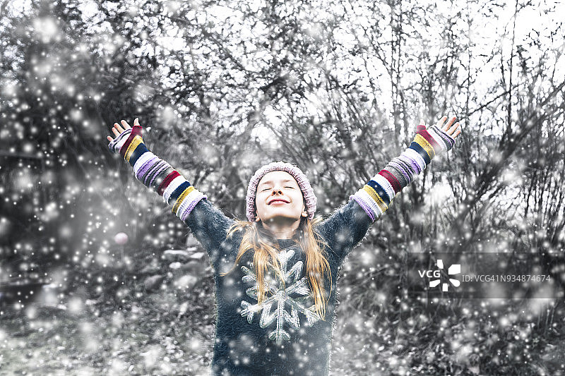 在雪中的快乐女孩图片素材