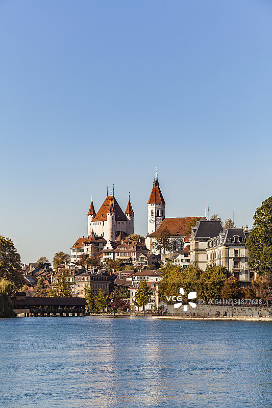 瑞士伯尔尼州图恩阿勒河畔老城区风光图片素材