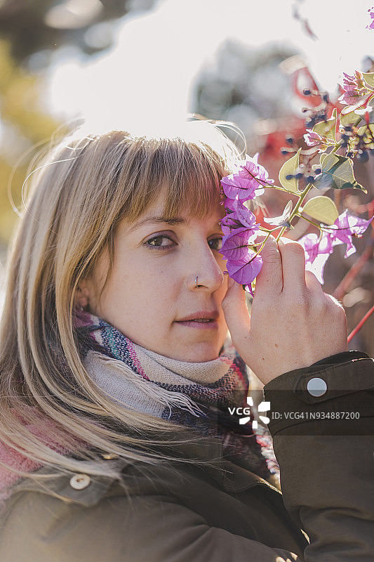 户外闻花的女人肖像图片素材