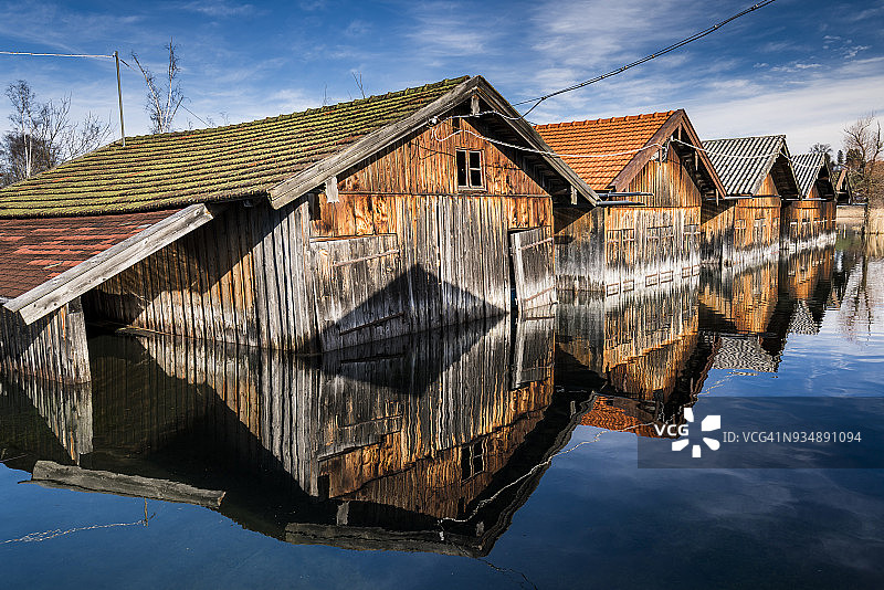 德国巴伐利亚州施塔费尔湖畔的泽豪森船屋图片素材