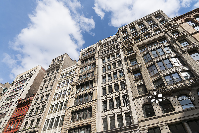美国纽约曼哈顿诺霍区Loft建筑上空的云图片素材