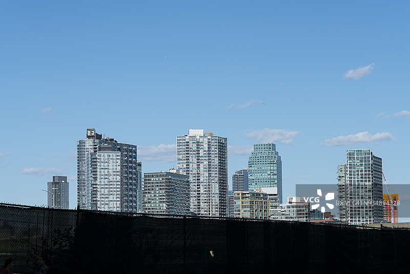 2017年6月3日，从美国纽约曼哈顿看皇后区高层公寓上的蓝天白云图片素材