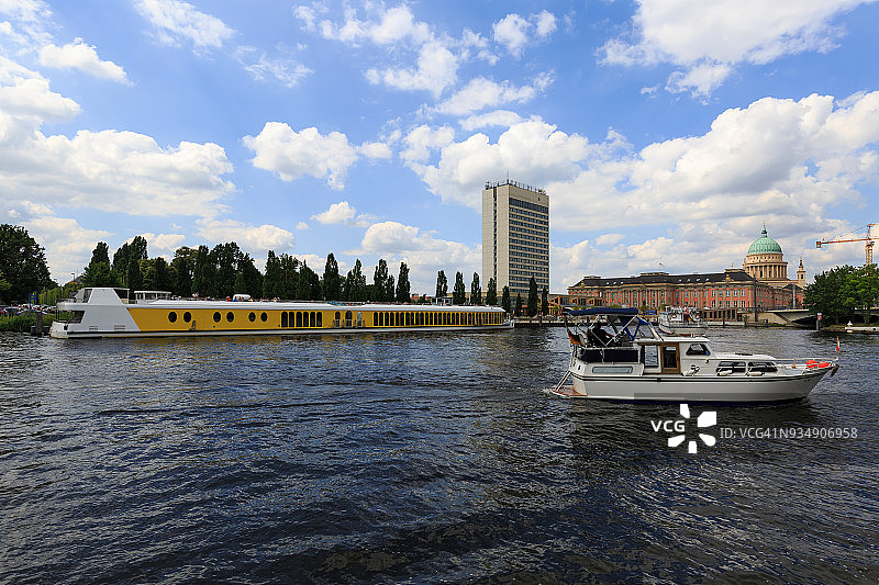 波茨坦天际线与哈弗尔河上的游船（勃兰登堡，德国）图片素材