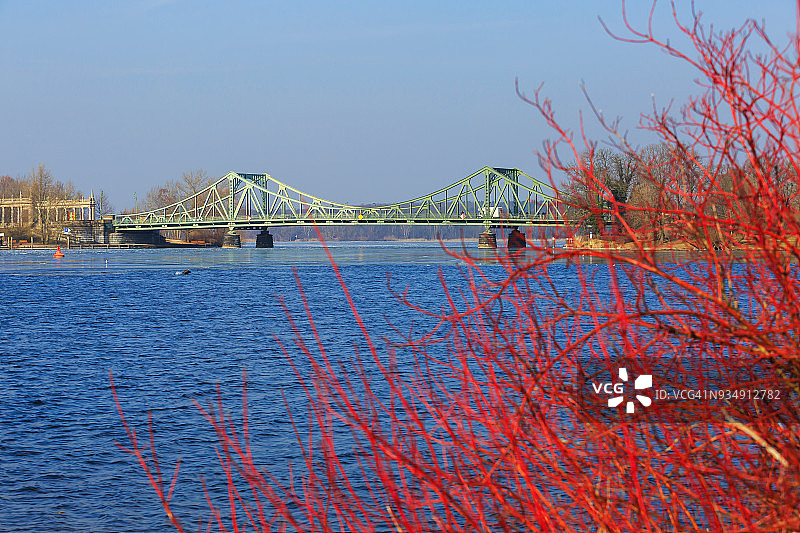 柏林和波茨坦之间格林尼克大桥的冬季图片素材