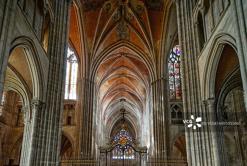 法国欧塞尔大教堂的宏伟内景图片素材