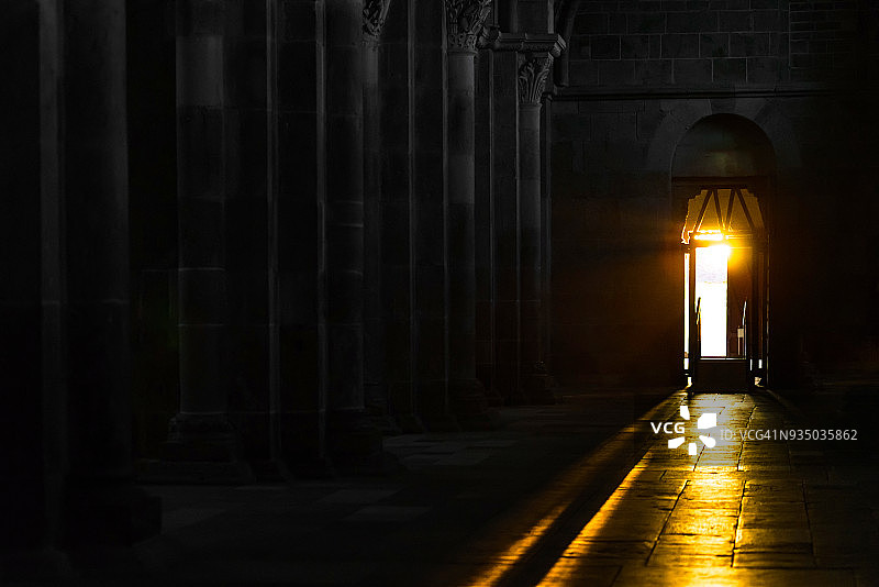 法国韦泽莱大教堂内的日落阳光图片素材