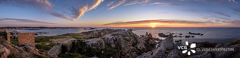 格恩西岛瓦宗湾霍梅特堡的日落图片素材