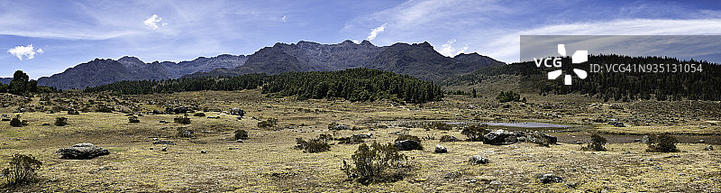 委内瑞拉梅里达州穆库巴希湖所见的安第斯山脉全景图片素材