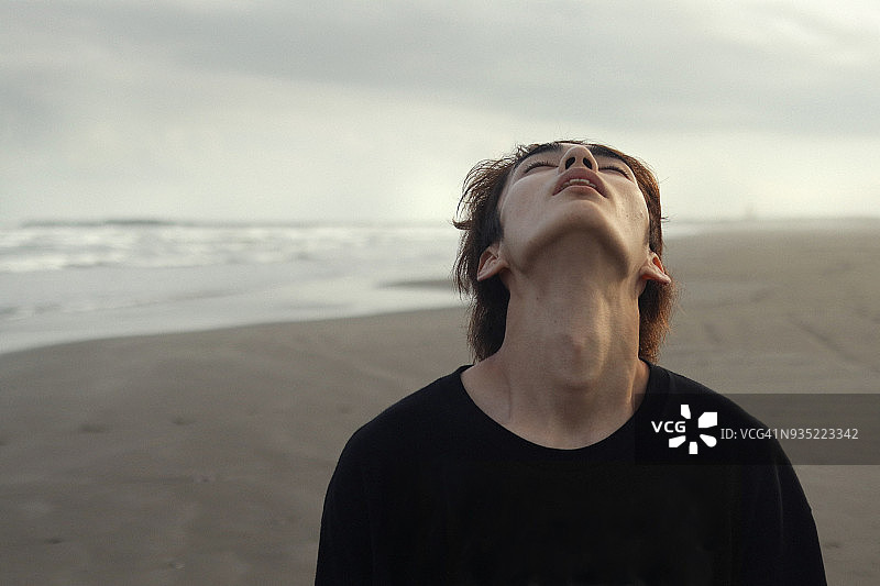 年轻舞者在海滩上跳舞图片素材