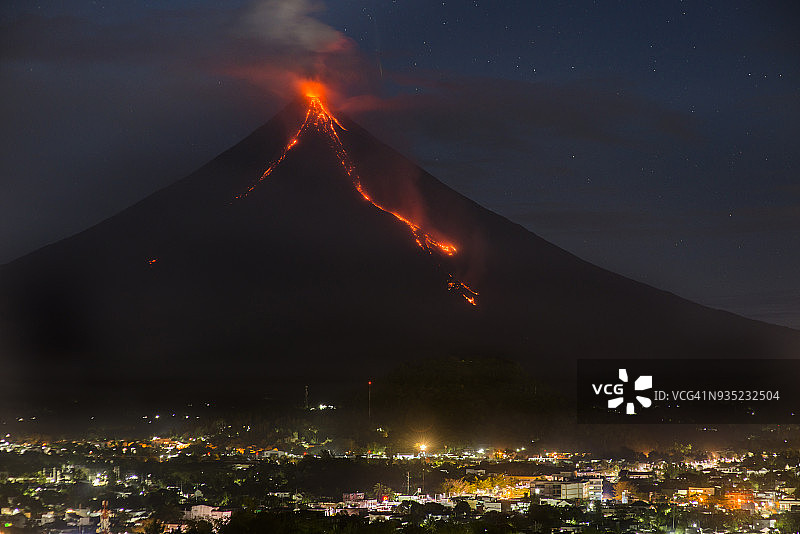 马荣火山喷发图片素材
