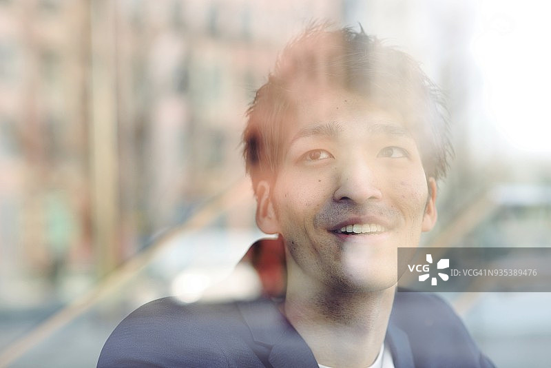 男人坐在窗后图片素材