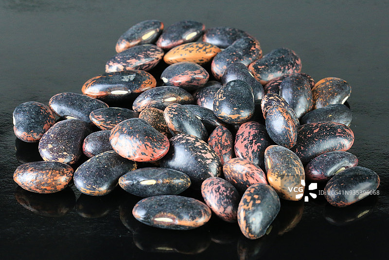 黑背景上的跑者豆（菜豆）图片素材