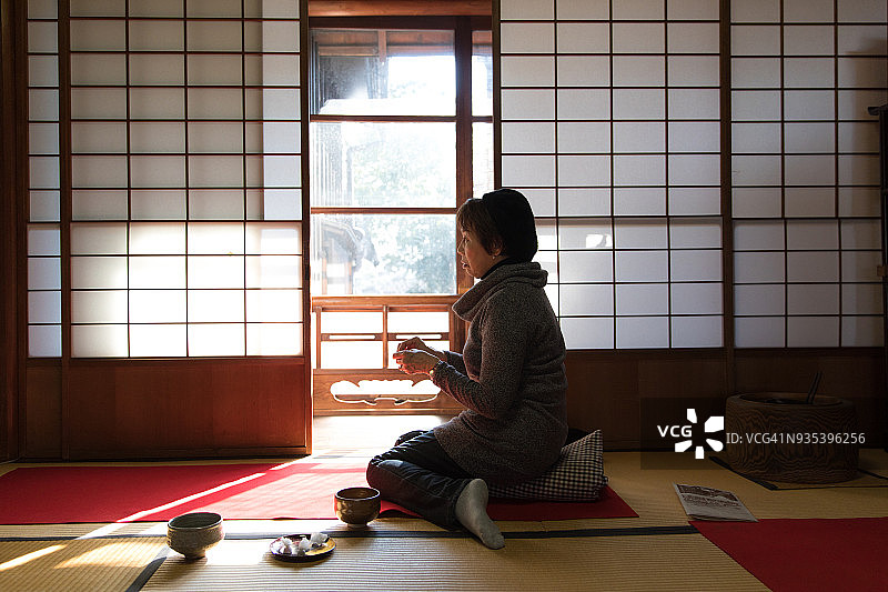 在传统房间喝抹茶的日本女人图片素材