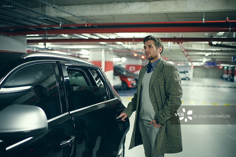 车库里的男人图片素材