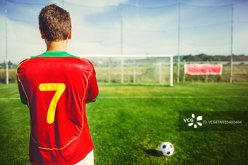 足球运动员踢点球图片素材