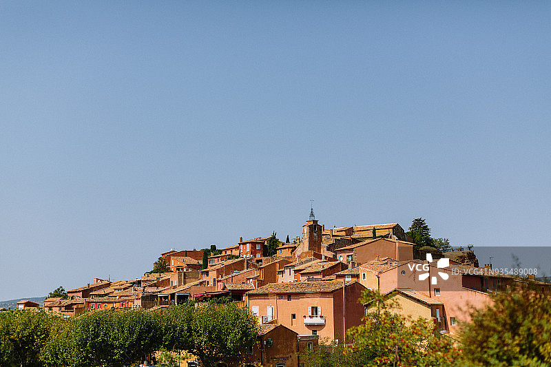 法国吕贝隆山丘上的鲁西荣赭石村图片素材