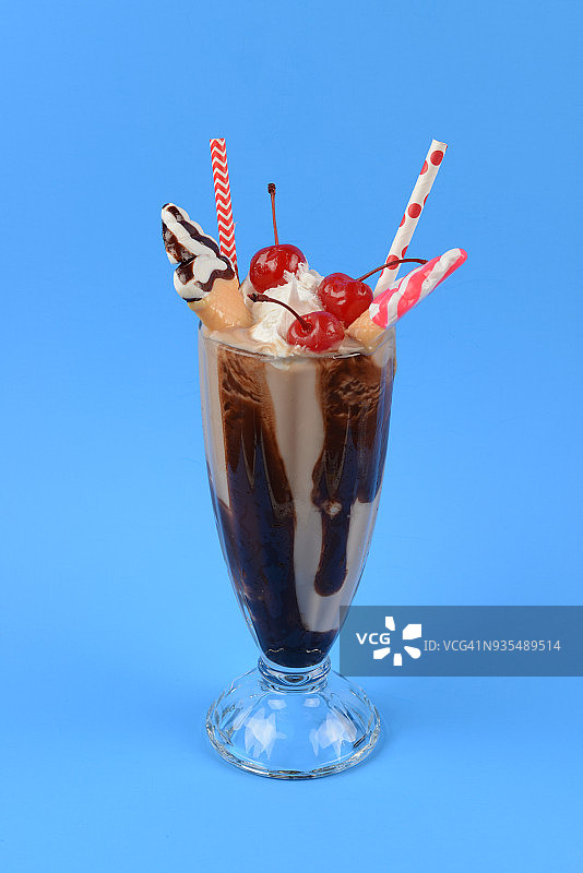 巧克力奶昔蓝色背景图片素材