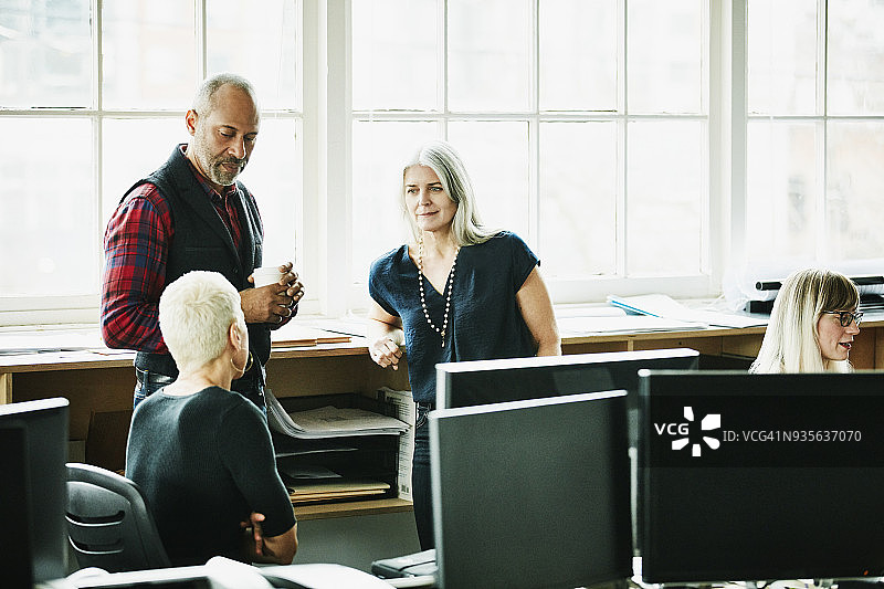 设计工作室建筑师讨论项目图片素材