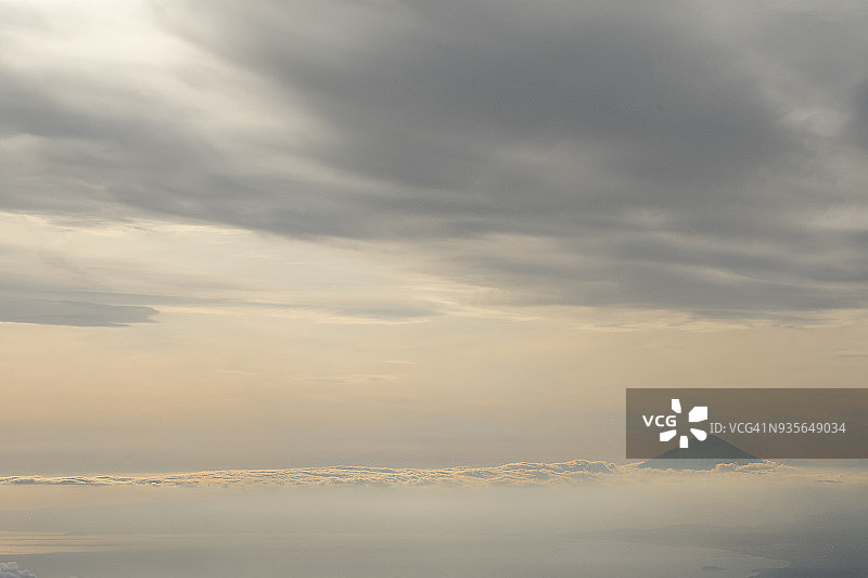 从云层中看到的富士山鸟瞰图片素材