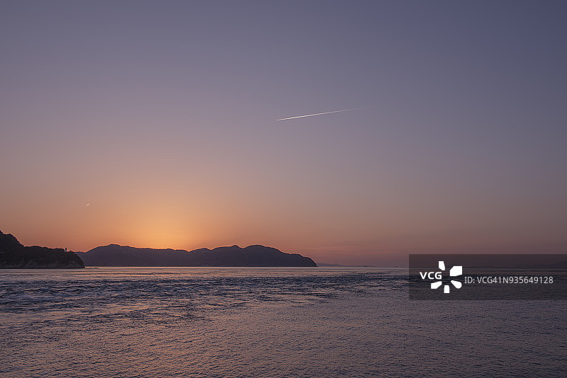 从淡路岛看到的鸣门海峡日落图片素材