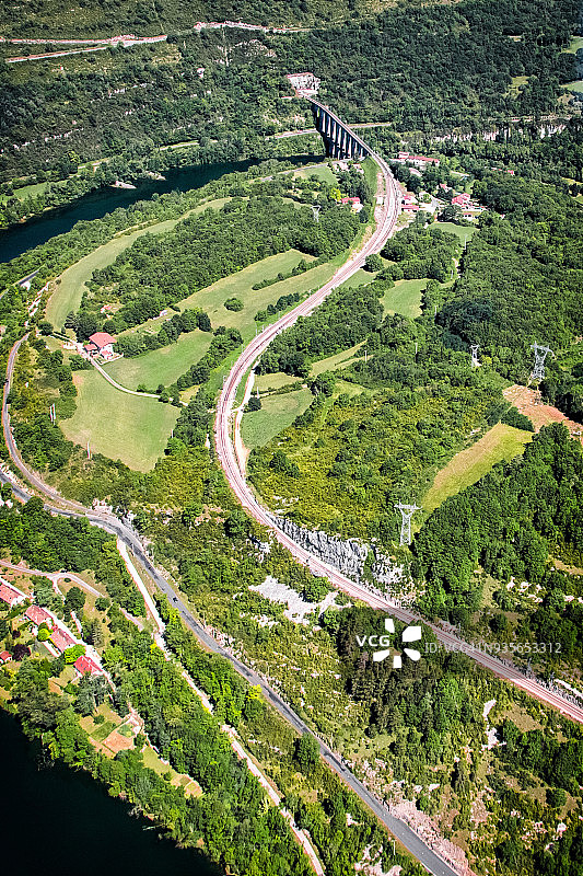 法国弯曲的铁路轨道，与比热山脉Cize-Bolozon的安河和石拱高架桥航拍图片素材