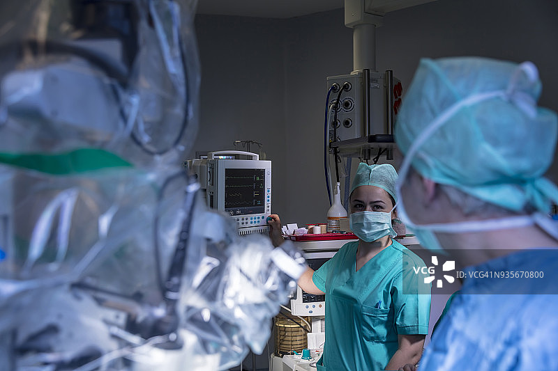 使用手术机器人的微创手术图片素材