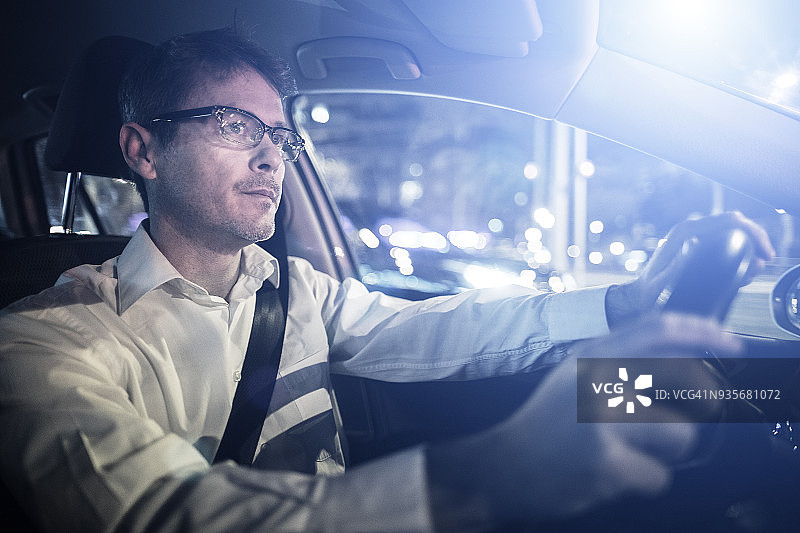 男子夜间驾车图片素材