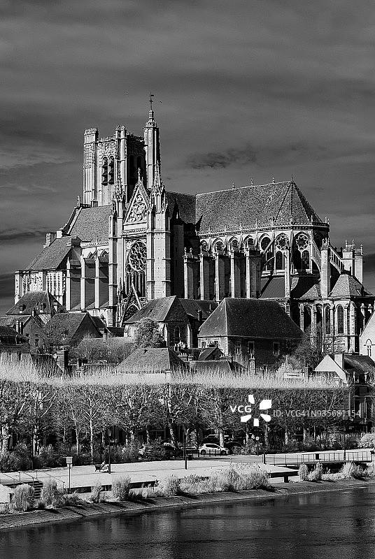 欧塞尔圣艾蒂安大教堂春日红外景观，法国图片素材